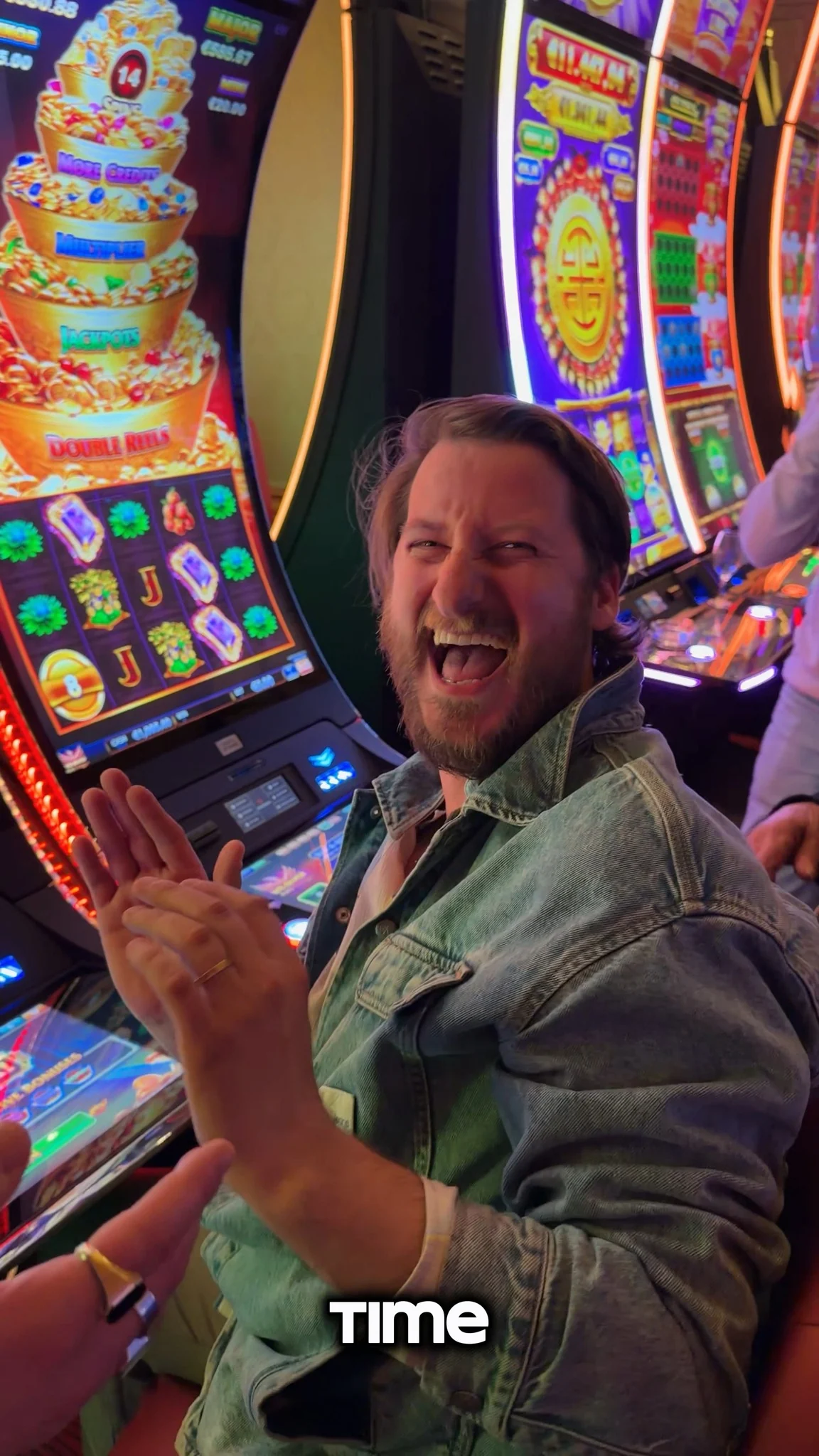 Man voor verlichte gokkasten in een casino